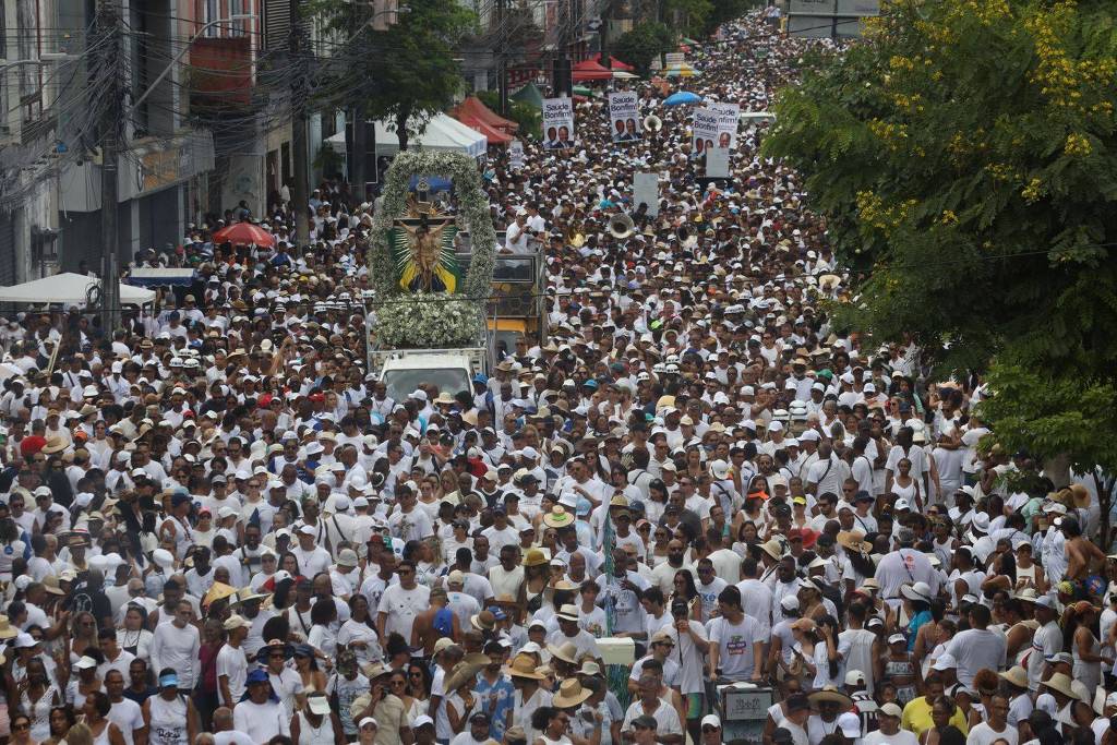 Lavagem do Bonfim une festa e devo��o nas ruas de Salvador
