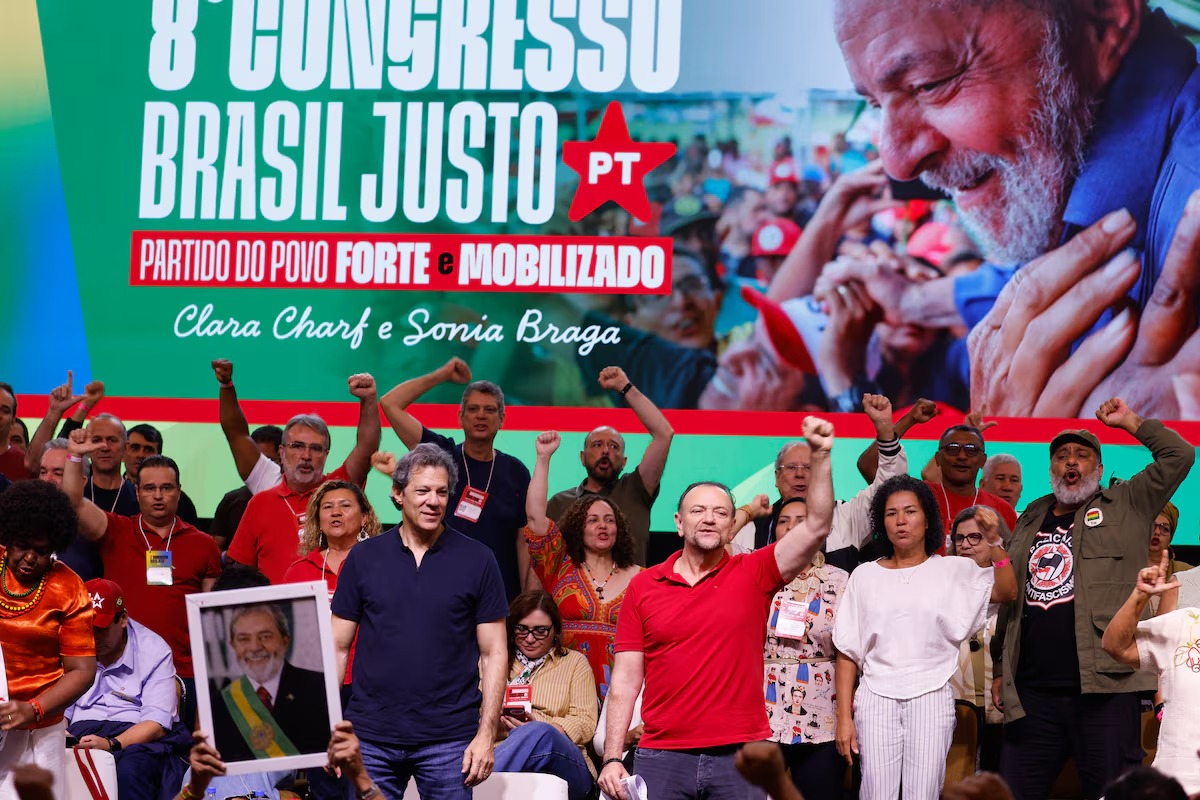 PT aprova manifesto sem citar esc�ndalos Master e INSS e partido fala em atrair apoio do centro