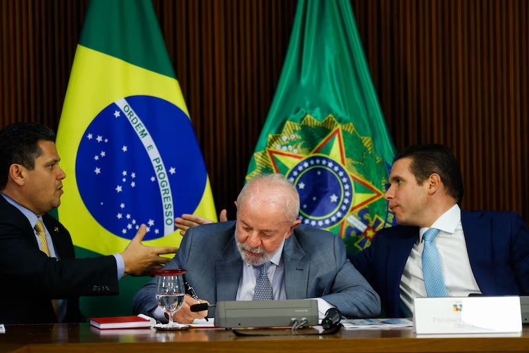 Alcolumbre pediu a Motta que votasse IOF para pressionar Lula a demitir Silveira; leia bastidor