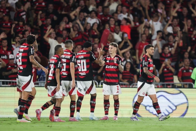 Flamengo vence jogo de ida, enquanto So Paulo se complica na Copa Libertadores