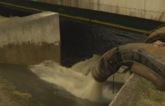 Sabesp admite que est lanando esgoto sem tratamento no Rio Tiet para esvaziar tubulao rompida na Marginal