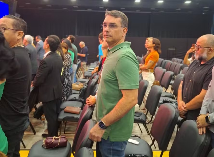 Flvio Bolsonaro admite que pode abandonar candidatura: 'Eu tenho um preo para isso'