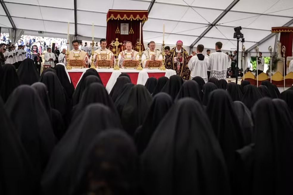 Vaticano exclui grupo ultraconservador da Igreja Cat�lica e excomunga bispos