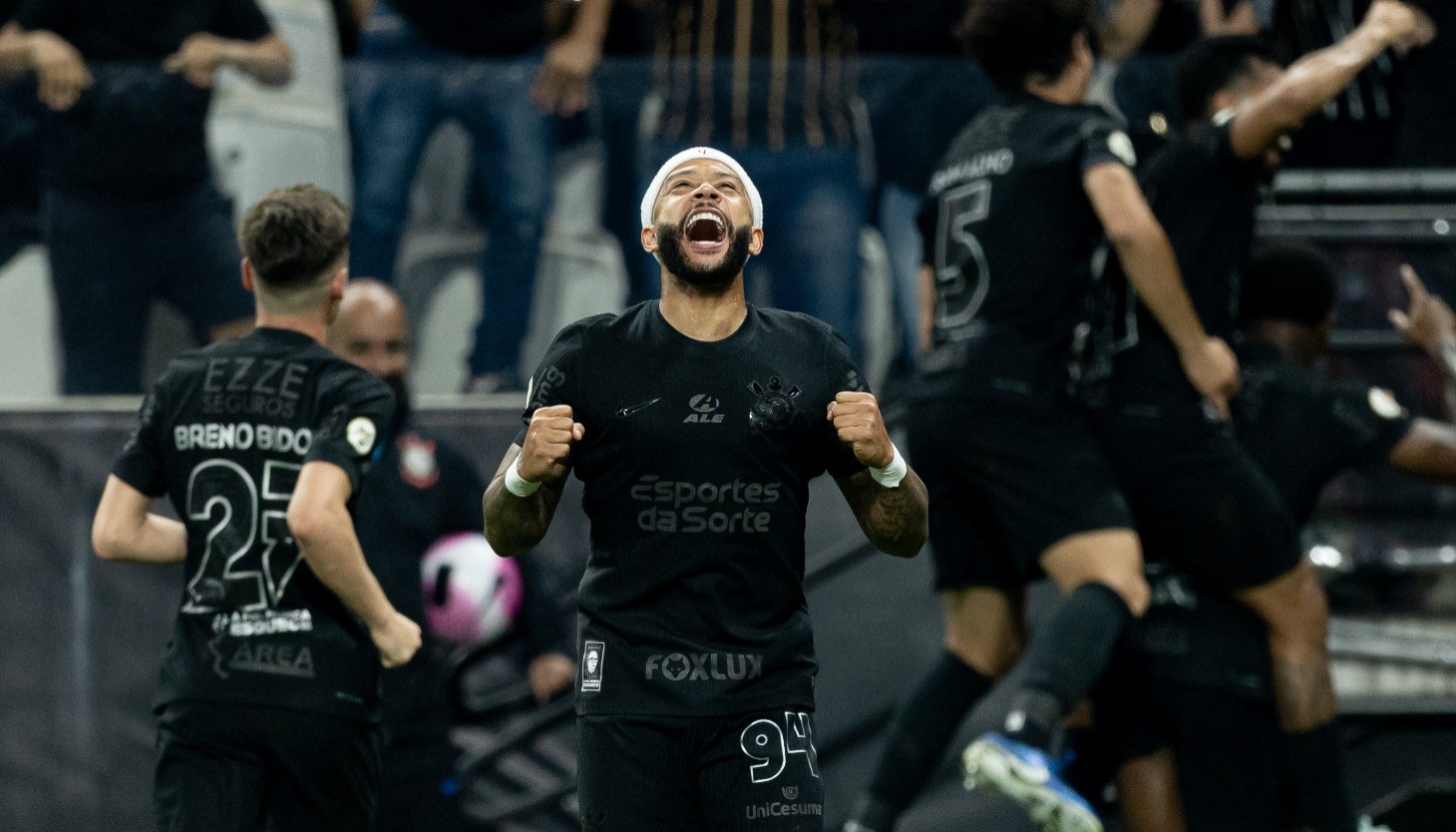 Corinthians goleia Athletico Paranaense e deixa Z4 do Brasileiro