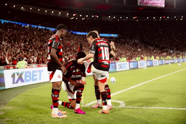 Flamengo dispara na liderana do Brasileiro e Palmeiras v ttulo mais distante