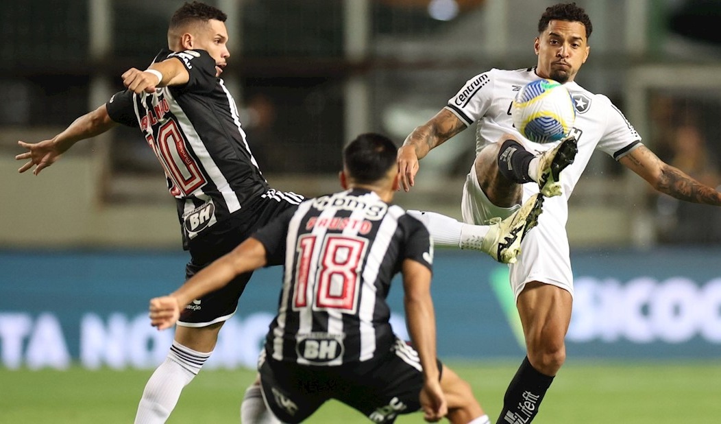 Botafogo empata com Atltico e v Palmeiras se aproximar na tabela do Brasileiro