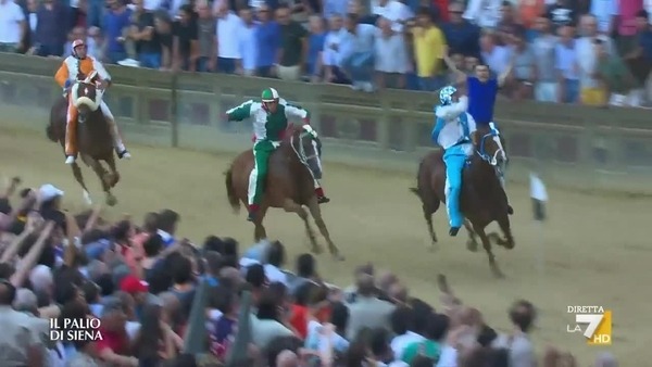 Palio di Siena, a corrida que para a Toscana durante o vero italiano