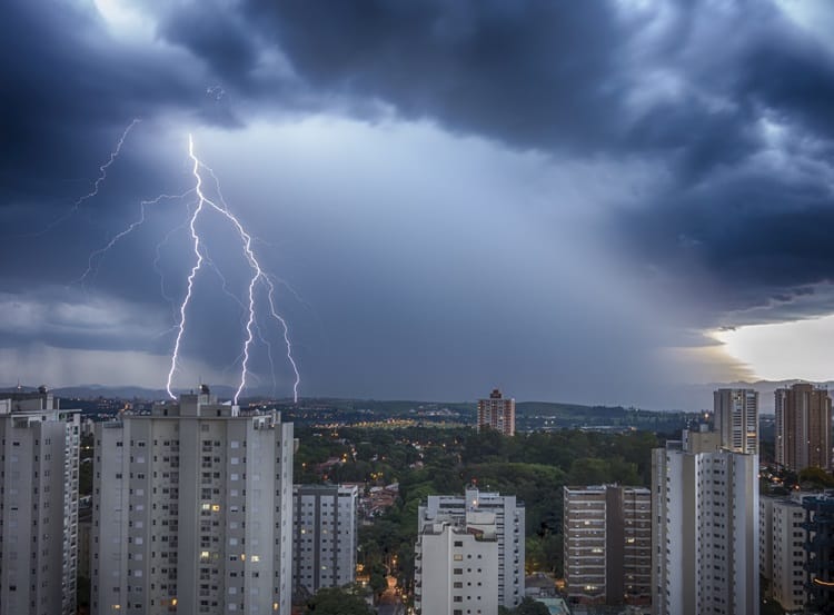 Com a chegada das primeiras chuvas de vero, So Paulo enfrenta inundaes e quedas de energia