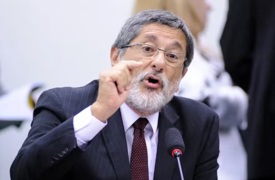 Tributar rendas financeiras, estabilizar o c�mbio e investir mais: os recados do coordenador do programa do PT
