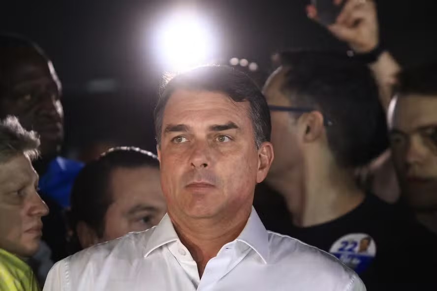Imprensa mundial repercute ida de Fl�vio Bolsonaro para os EUA ap�s derrota e diz que 'governo Trump participou da fuga'