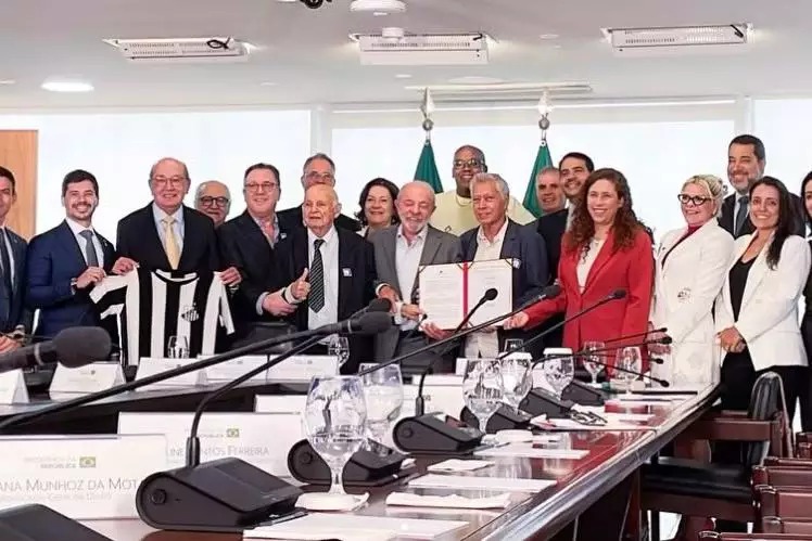 Leil�o do CT Rei Pel� � cancelado e Santos assina, com Lula presente, acordo de concess�o do terreno por 40 anos