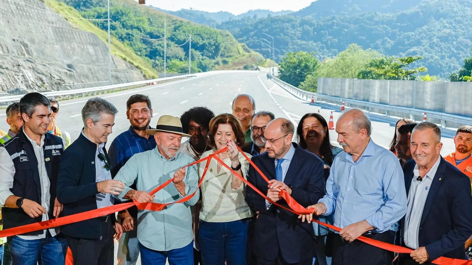 Lula faz barba, cabelo e bigode no Rio