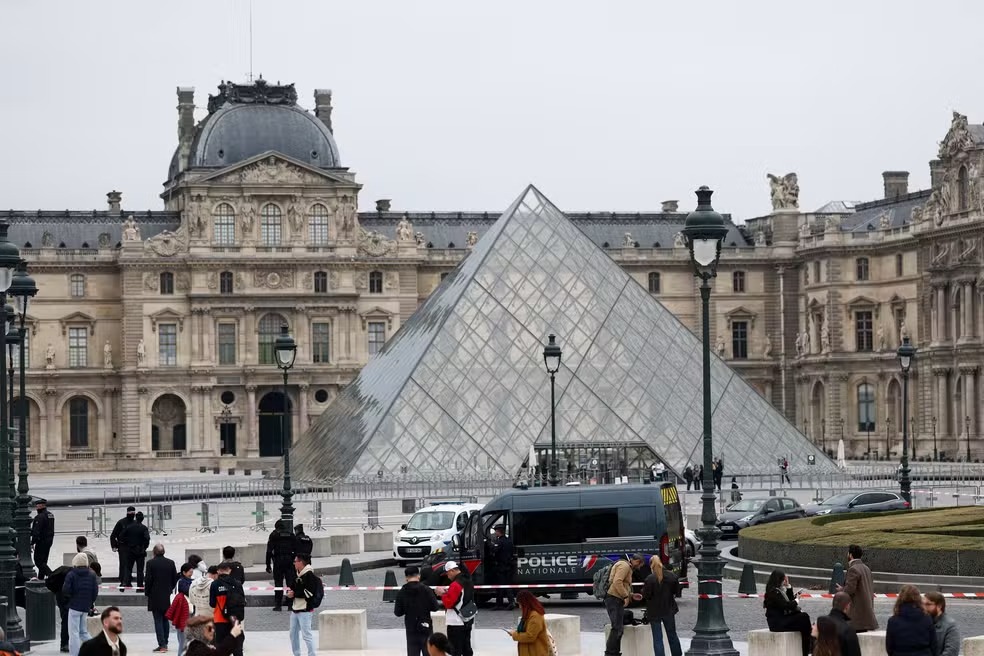 Guindaste, motosserra, fuga em scooter: os detalhes do roubo de joias no Louvre, segundo a polcia