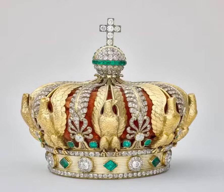 Roubo no Louvre: Com 1.354 diamantes e 56 esmeraldas, coroa foi encontrada danificada poucas horas depois do roubo em Paris