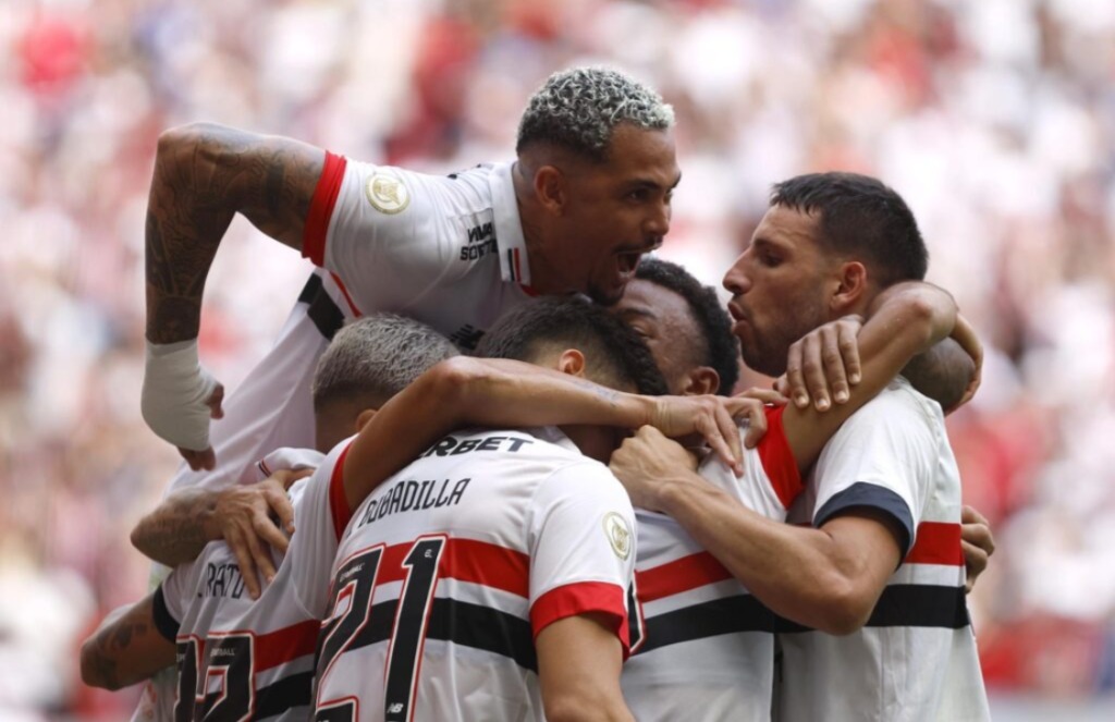 So Paulo vence e mantm Corinthians na Z4; Flamengo demite Tite